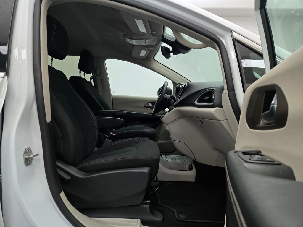 Used 2023 Chrysler Voyager LX image 29