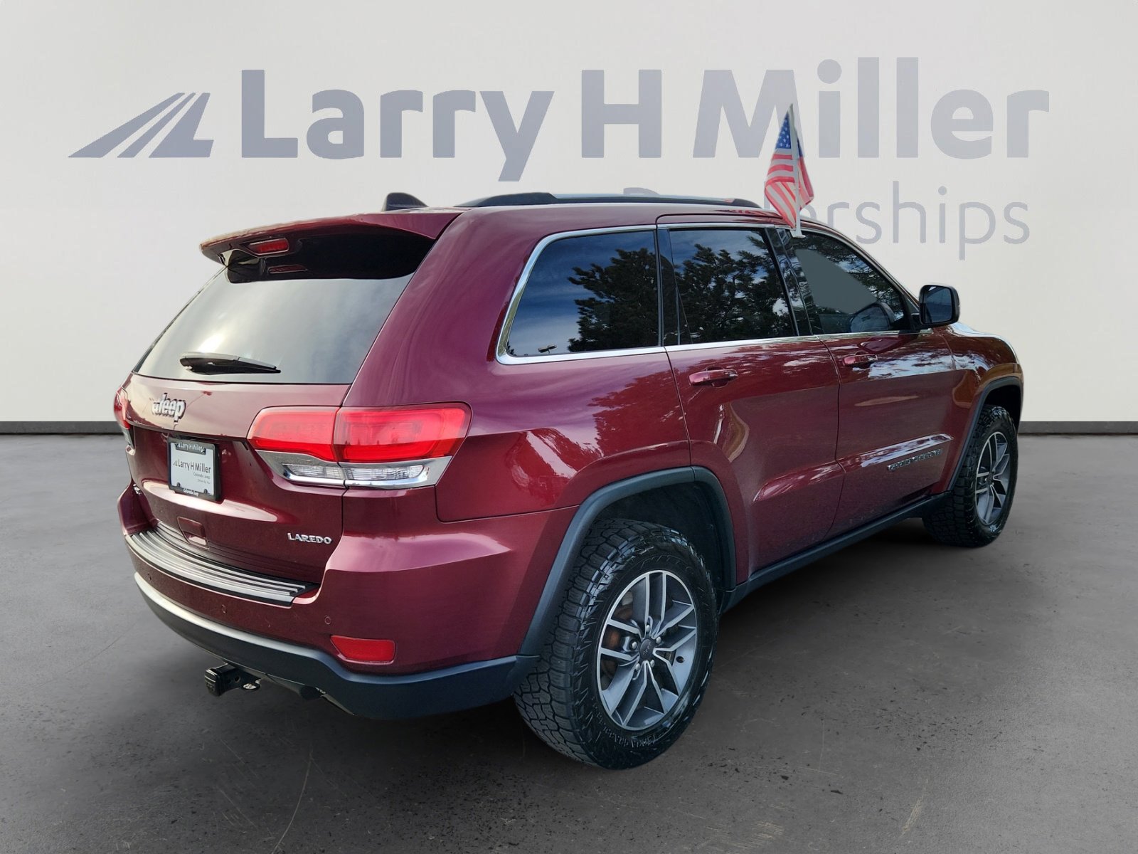 Used 2019 Jeep Grand Cherokee Laredo w/ 18" Wheel & 8.4" Radio Group image 5