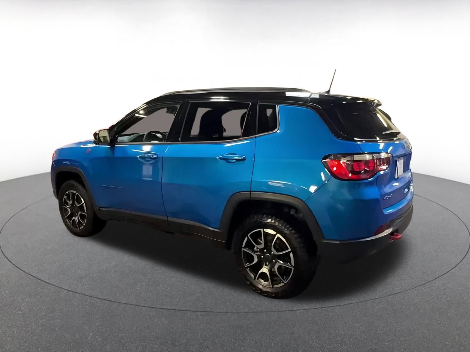 Used 2025 Jeep Compass Trailhawk image 10