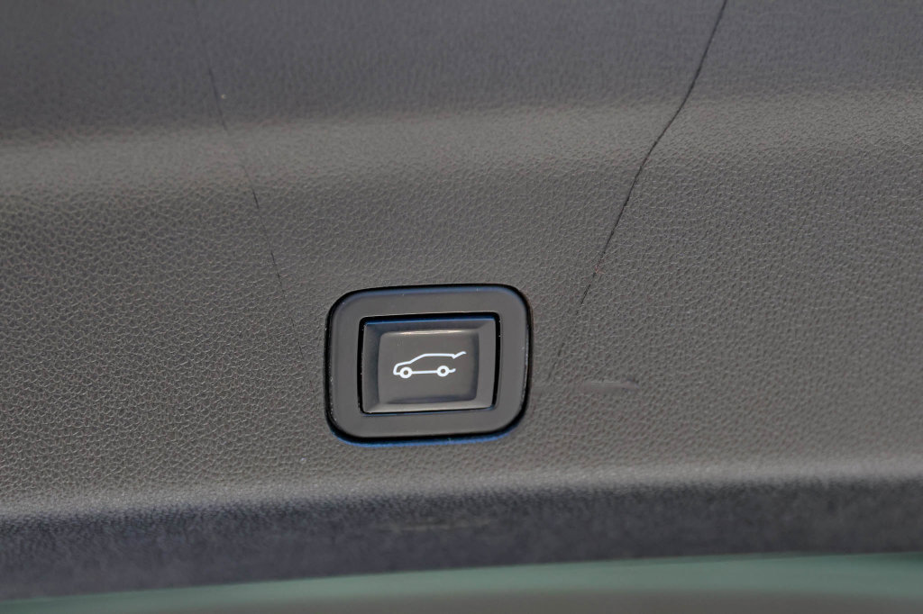 Used 2022 Chevrolet Suburban High Country w/ LPO, Illumination Package AWD/4WD image 10