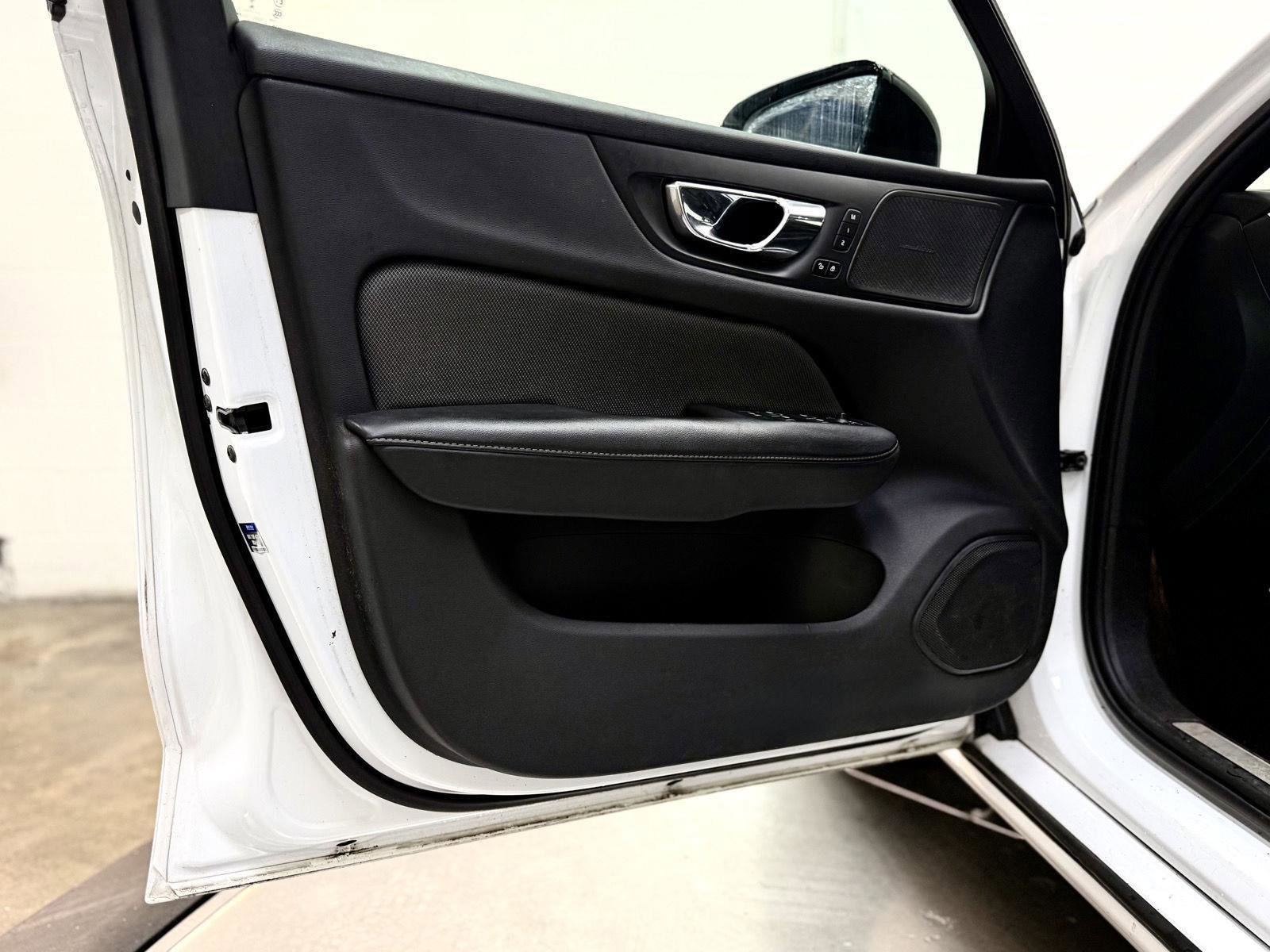 Used 2019 Volvo S60 T5 R-Design image 10