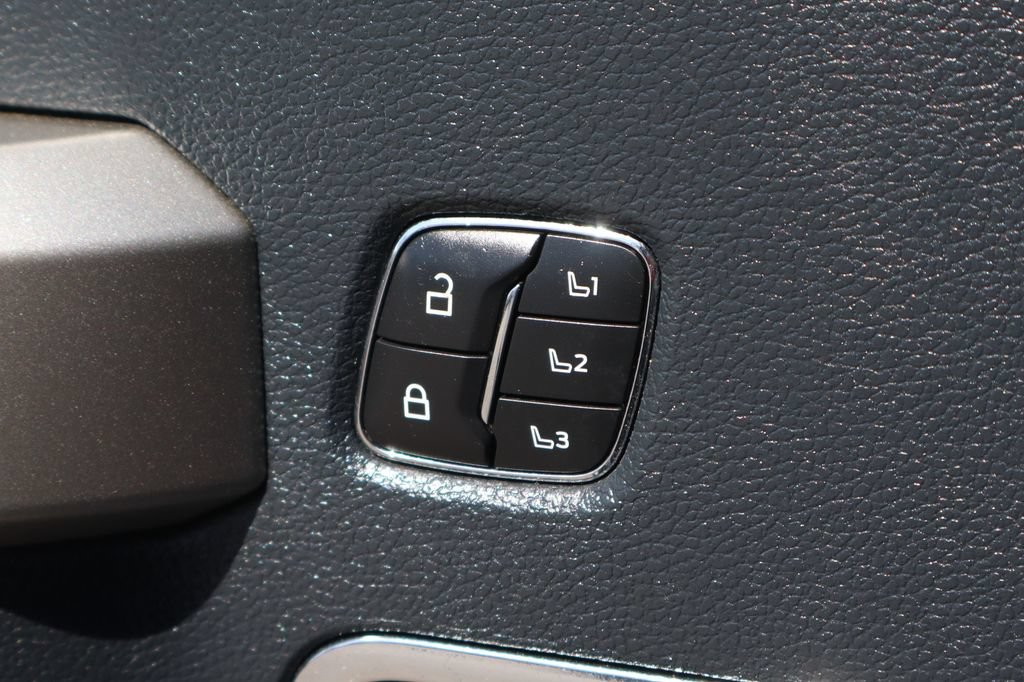 Used 2022 Ford F350 Lariat w/ Black Appearance Package AWD/4WD image 18