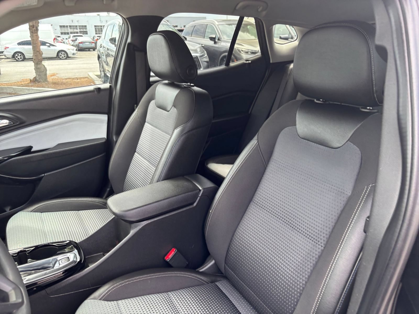 Used 2025 Chevrolet Trax LT FWD image 27