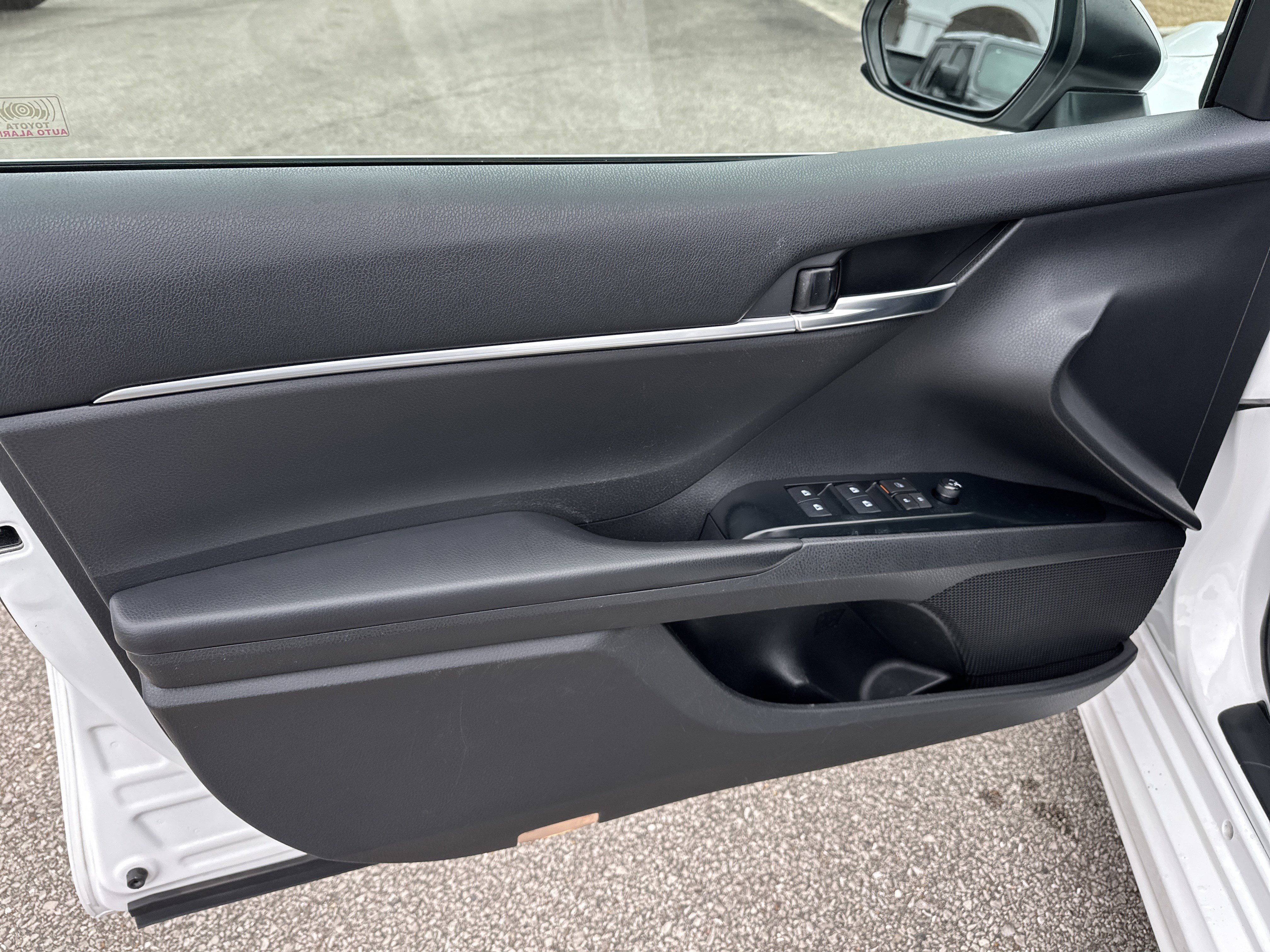 Used 2018 Toyota Camry SE image 11