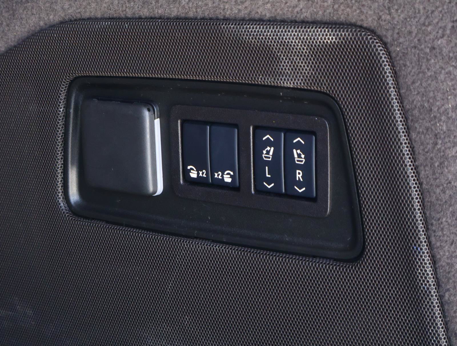 Certified 2025 Cadillac Escalade Premium Luxury RWD image 30