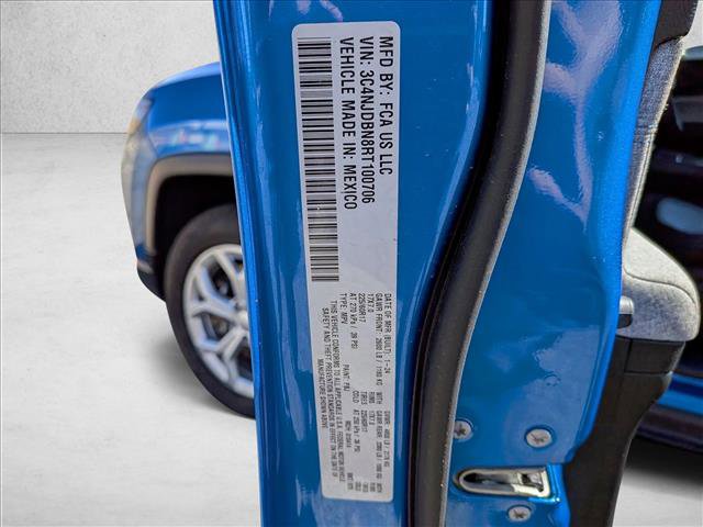 Used 2024 Jeep Compass Latitude image 23
