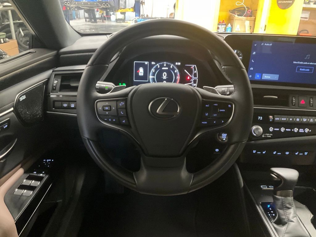 Used 2025 Lexus ES 350 Luxury w/ Accessory Package (Z1) image 17