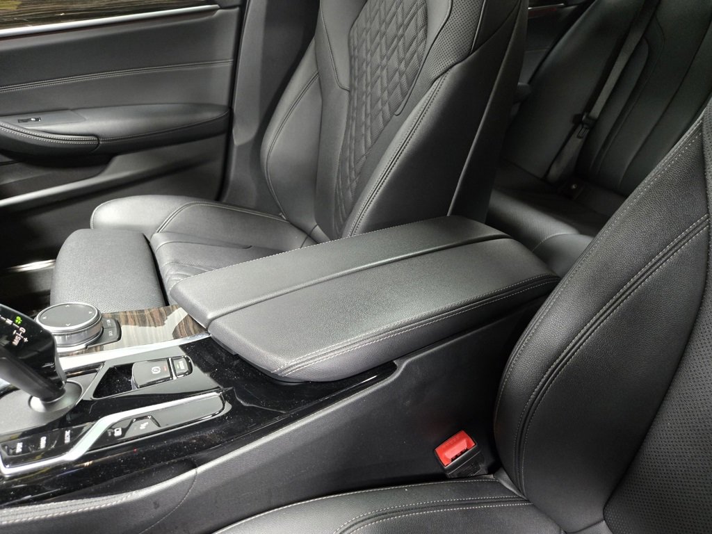 Used 2021 BMW 530e xDrive w/ M Sport Package image 31