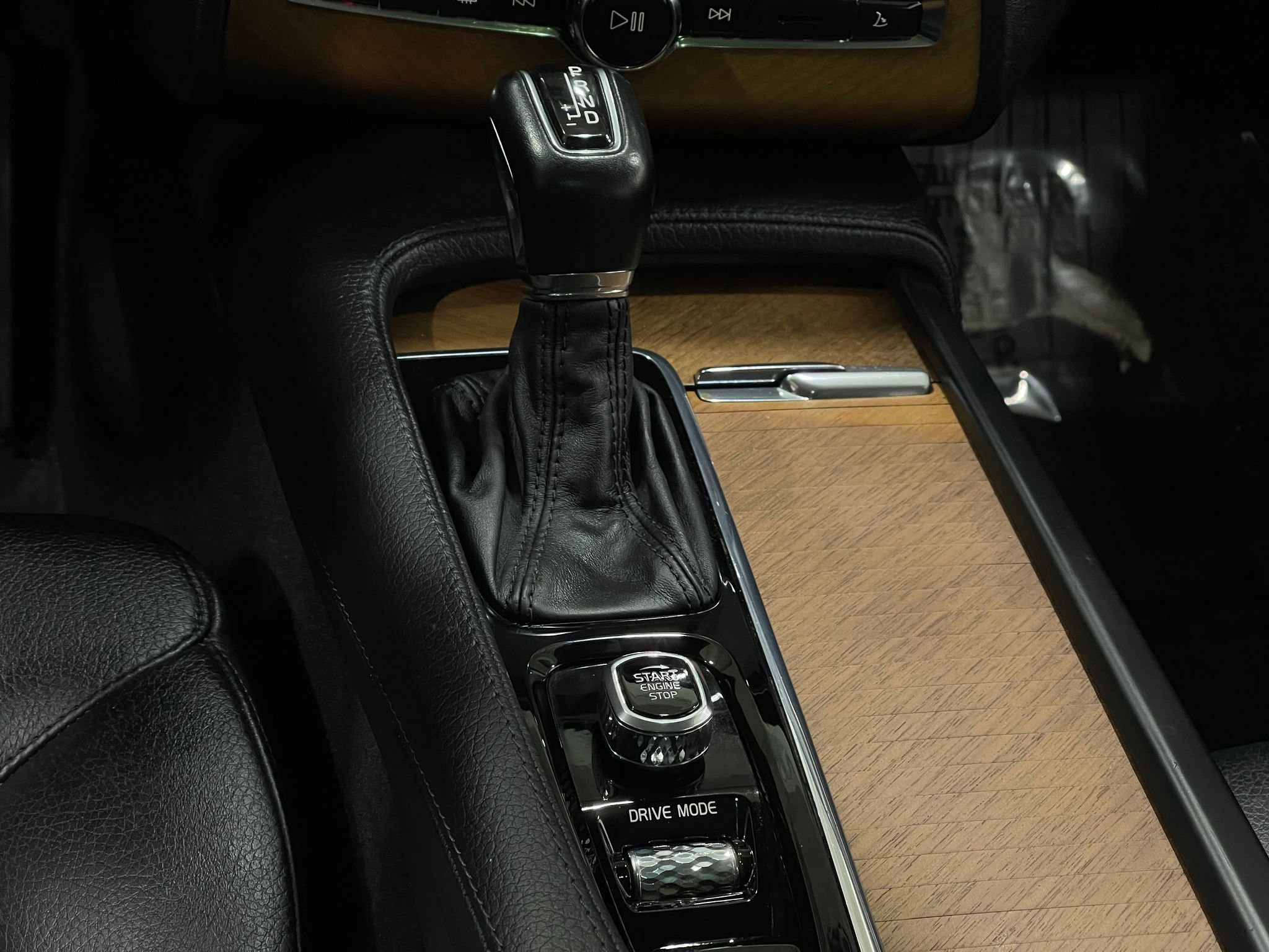 Used 2021 Volvo XC90 T6 Momentum w/ Advanced Package AWD/4WD image 30