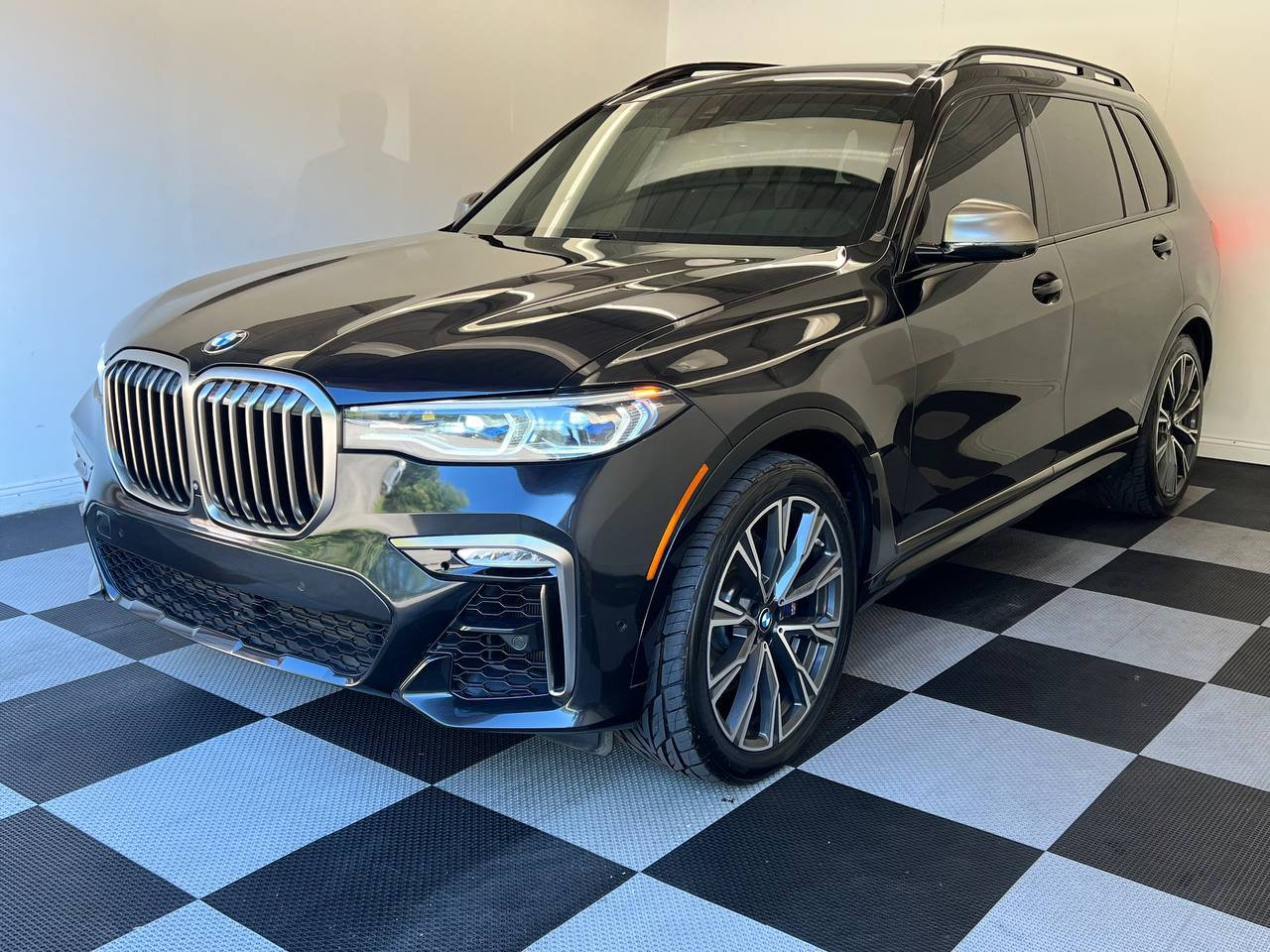 Used 2020 BMW X7 M50i w/ Executive Package image 1