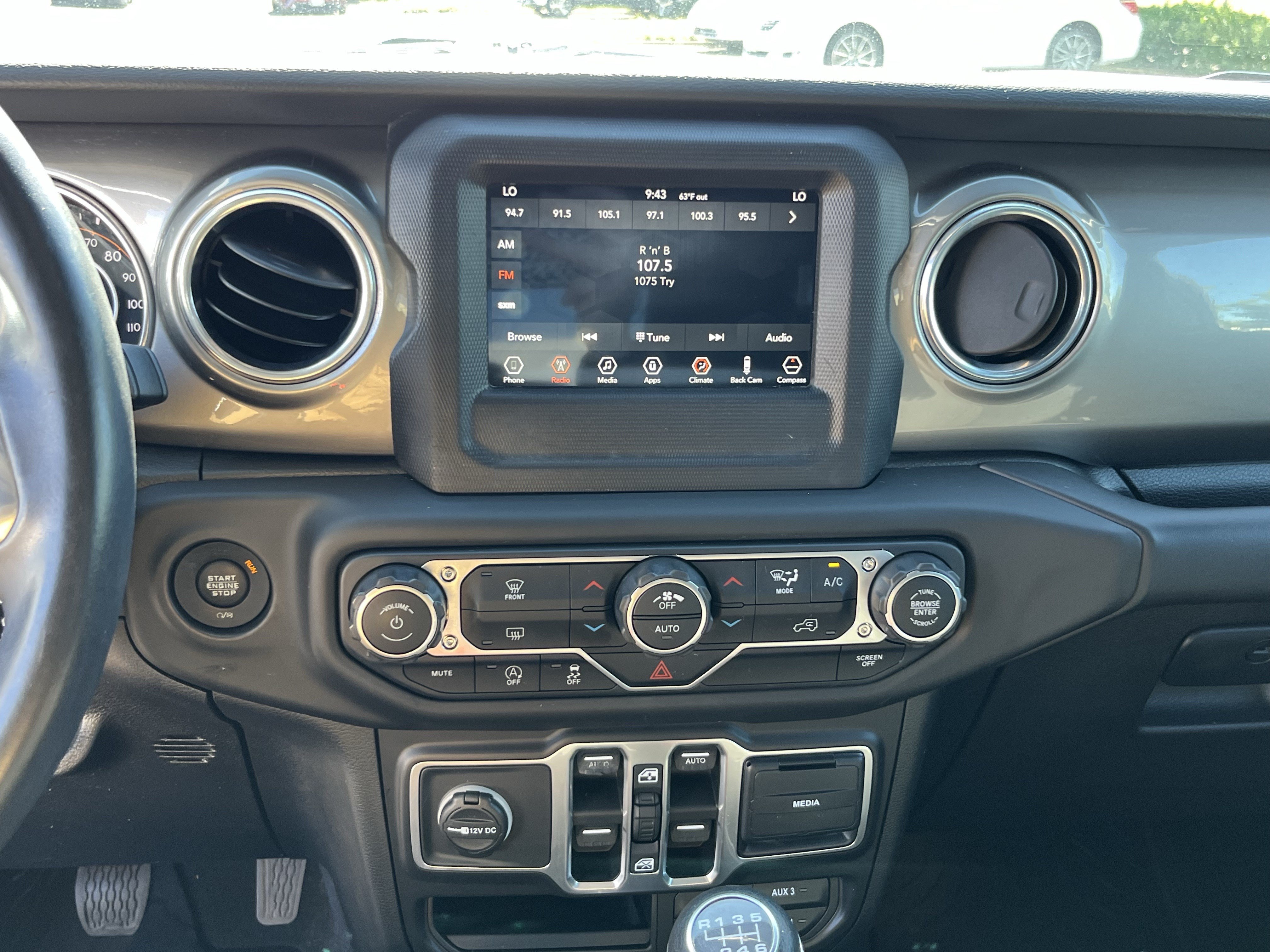 Used 2018 Jeep Wrangler Unlimited Sahara w/ LED Lighting Group AWD/4WD image 25