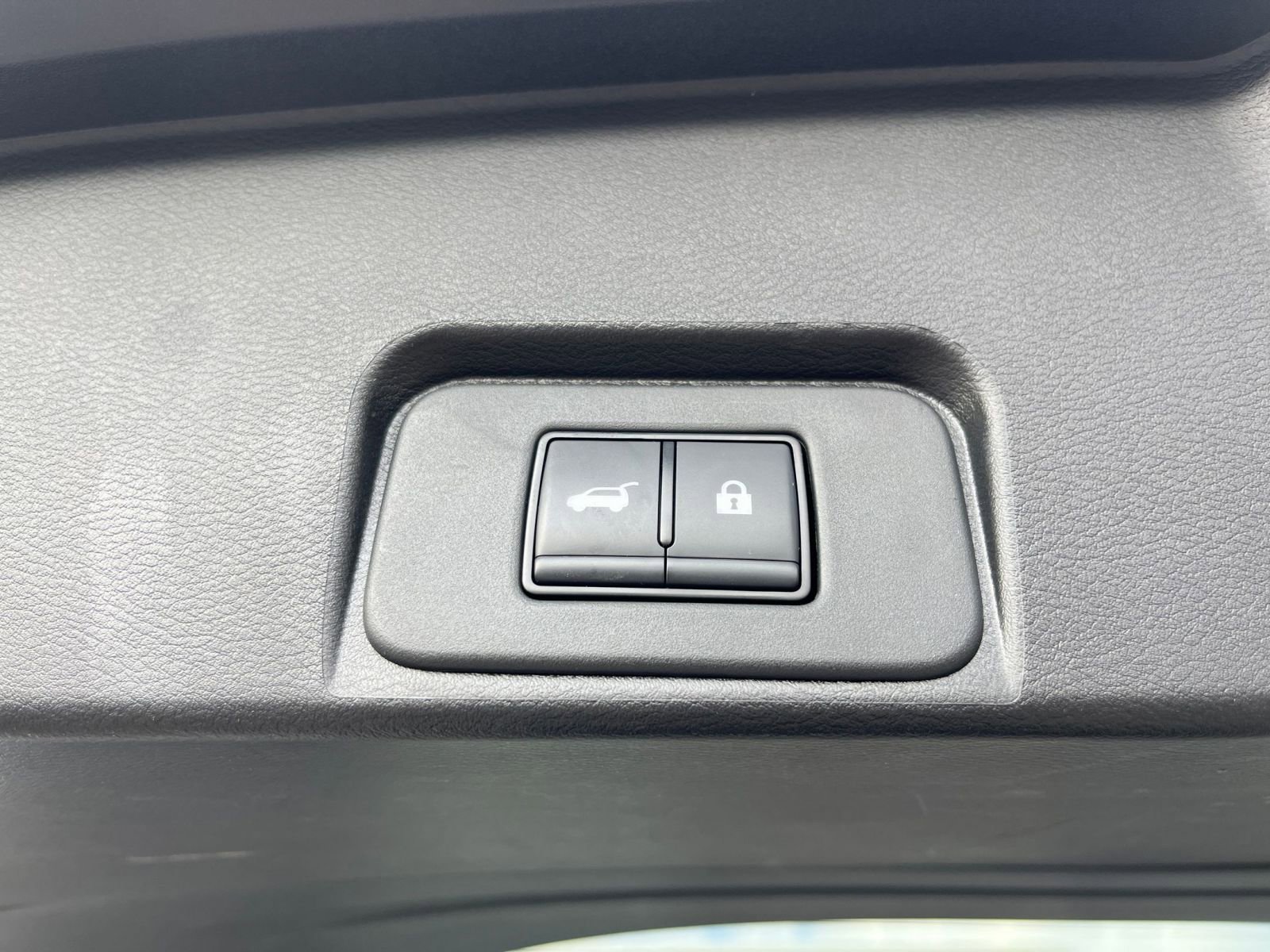 Used 2025 Nissan Rogue SV FWD image 23