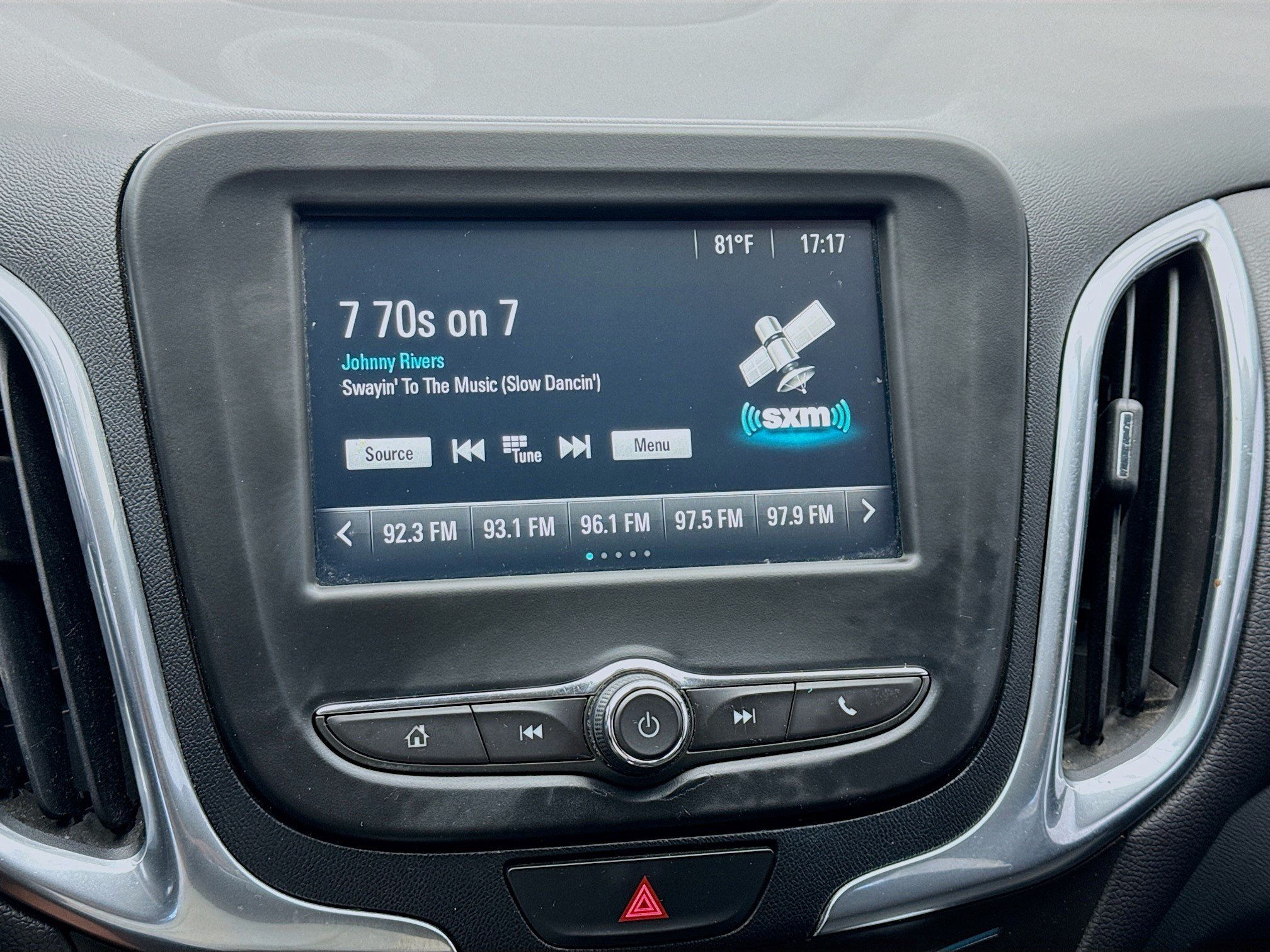 Used 2018 Chevrolet Equinox LT FWD image 11