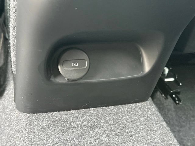 Certified 2025 Volvo XC40 B5 Plus AWD/4WD image 12