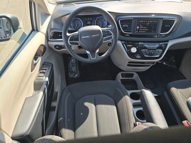 Used 2023 Chrysler Voyager LX FWD image 4