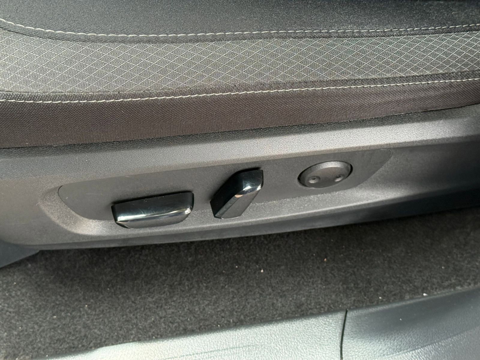 Used 2025 Nissan Pathfinder SV FWD image 22