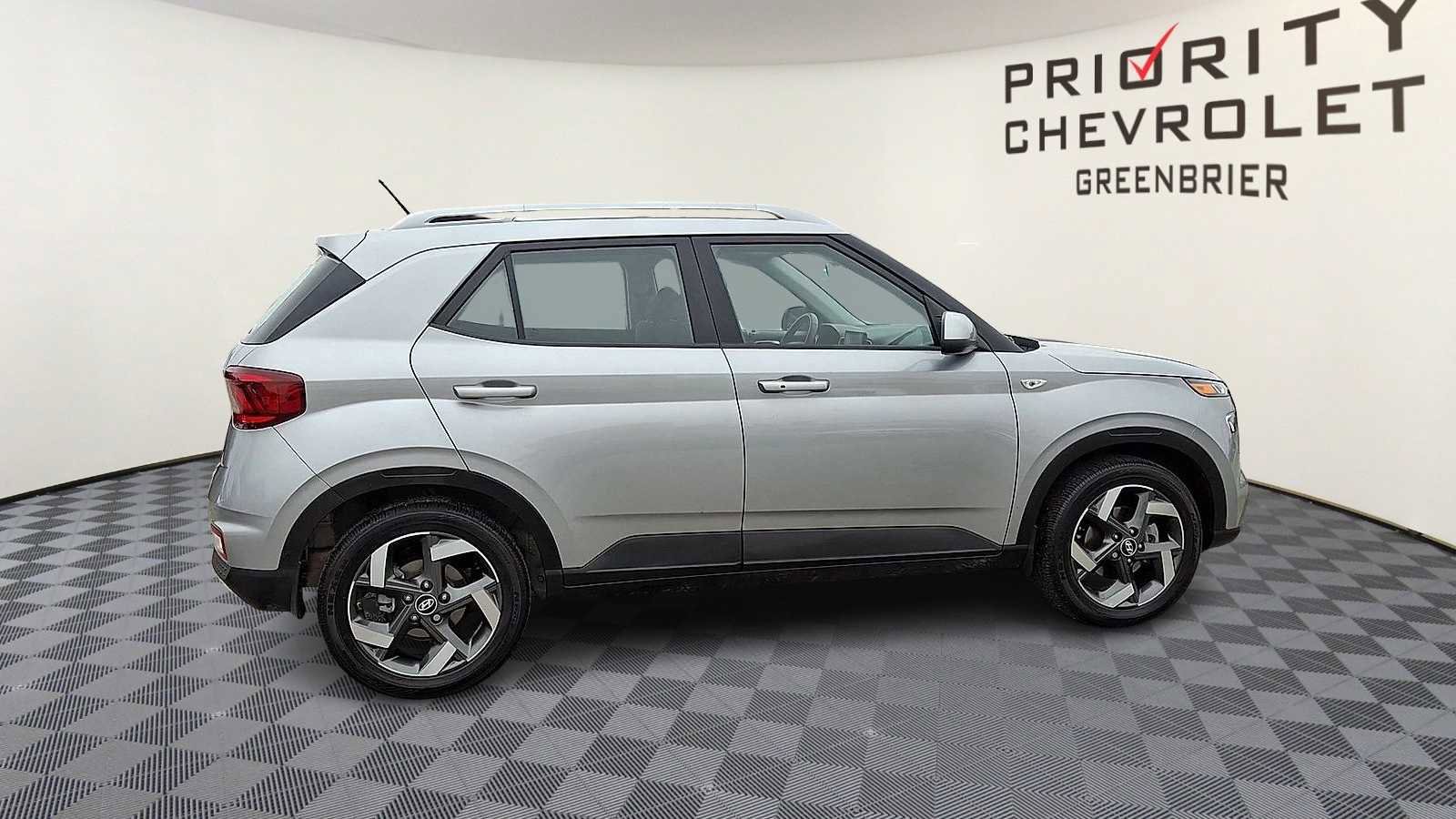 Used 2025 Hyundai Venue SEL image 9