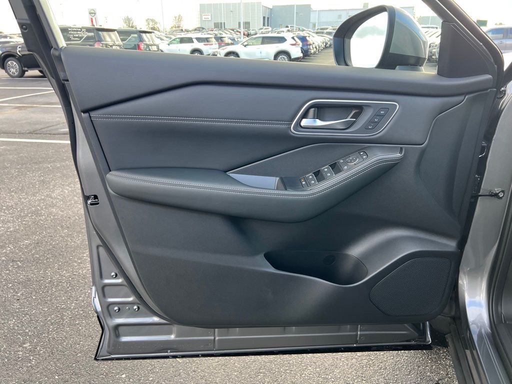 New 2026 Nissan Rogue Platinum w/ Platinum Premium Package AWD/4WD image 12