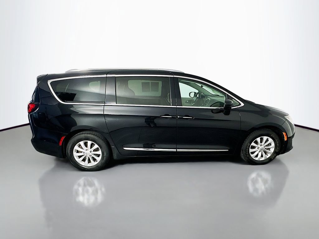 Used 2019 Chrysler Pacifica Touring-L FWD image 8