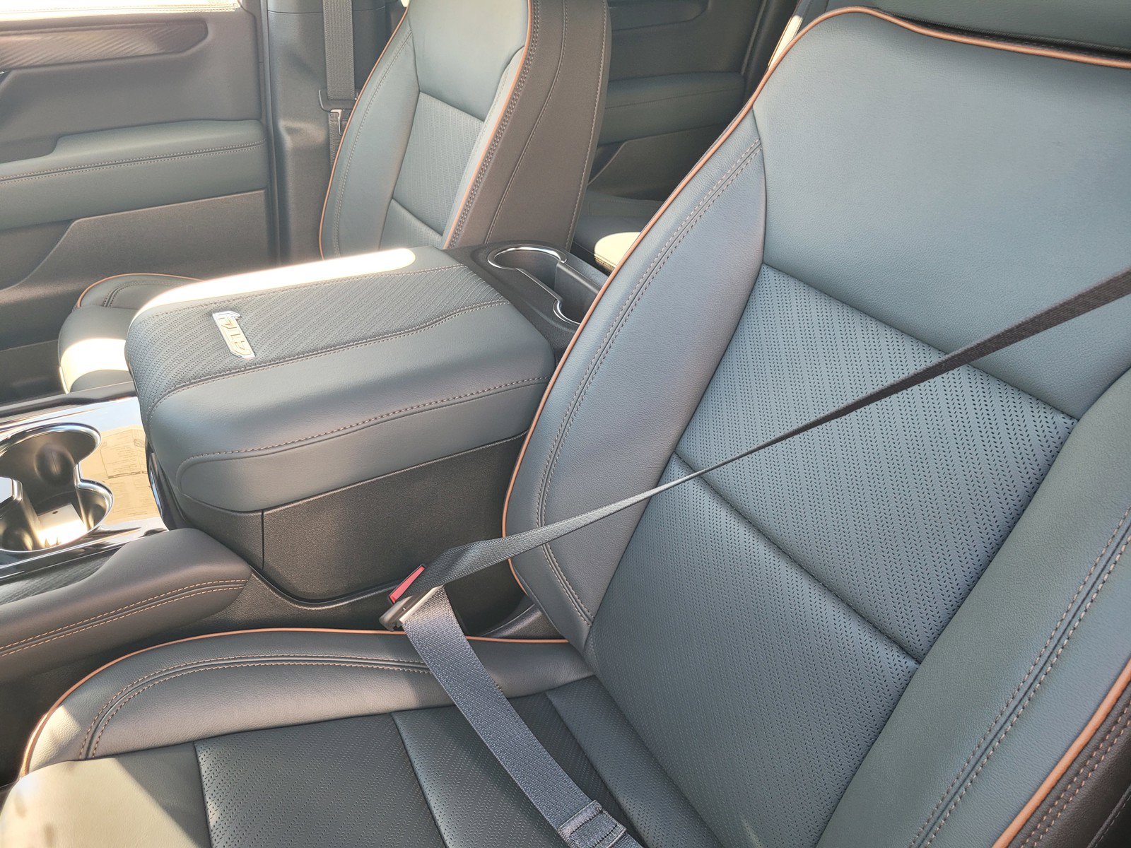 New 2026 GMC Yukon XL AT4 w/ AT4 Premium Plus Package AWD/4WD image 8