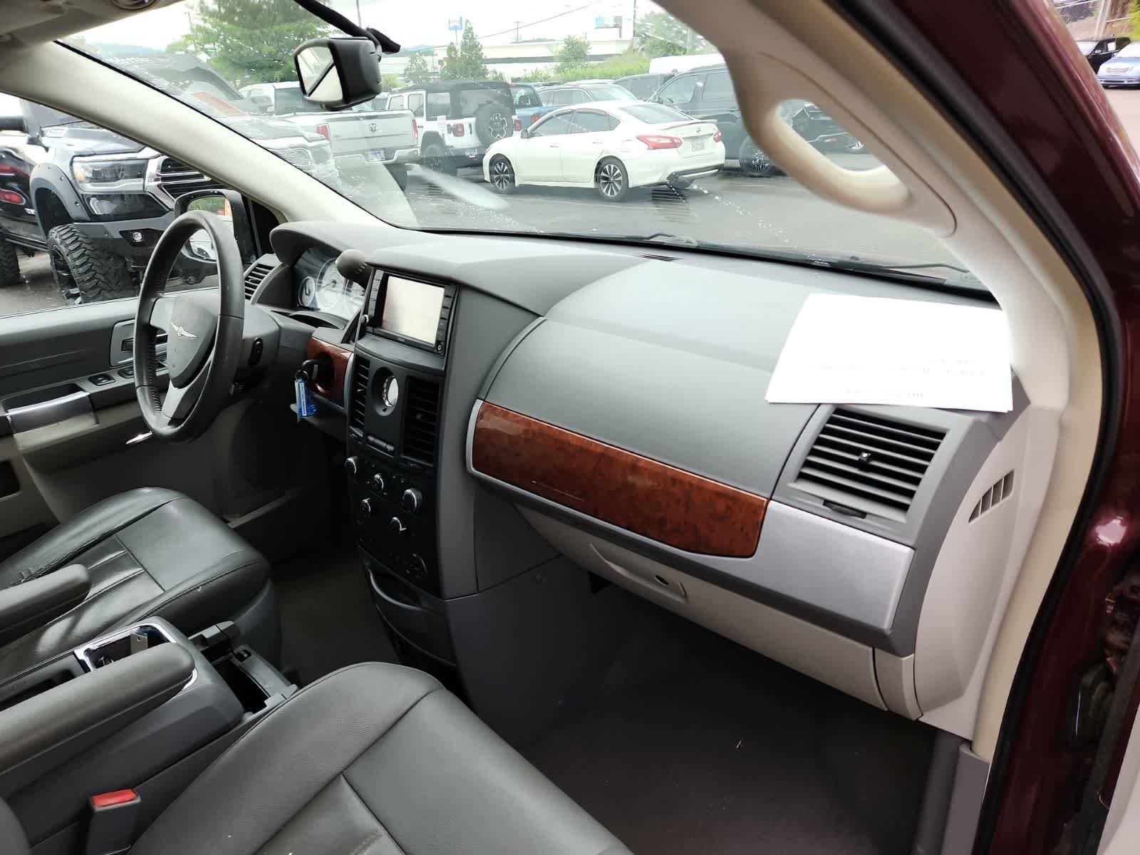Used 2008 Chrysler Town & Country Touring FWD image 17