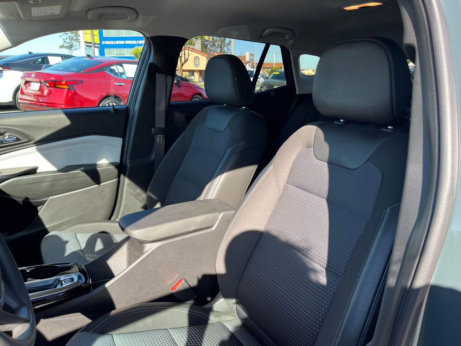 Used 2025 Chevrolet Trax LT FWD image 37