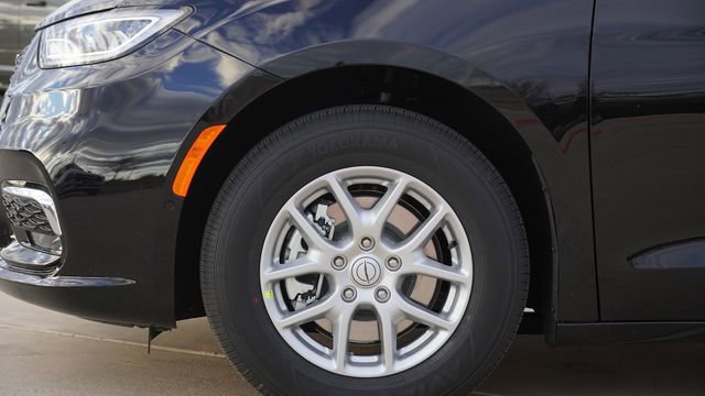 New 2026 Chrysler Pacifica Select image 5