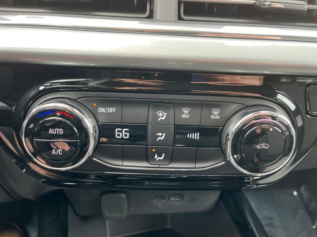 Used 2025 Chevrolet Trax LT FWD image 13