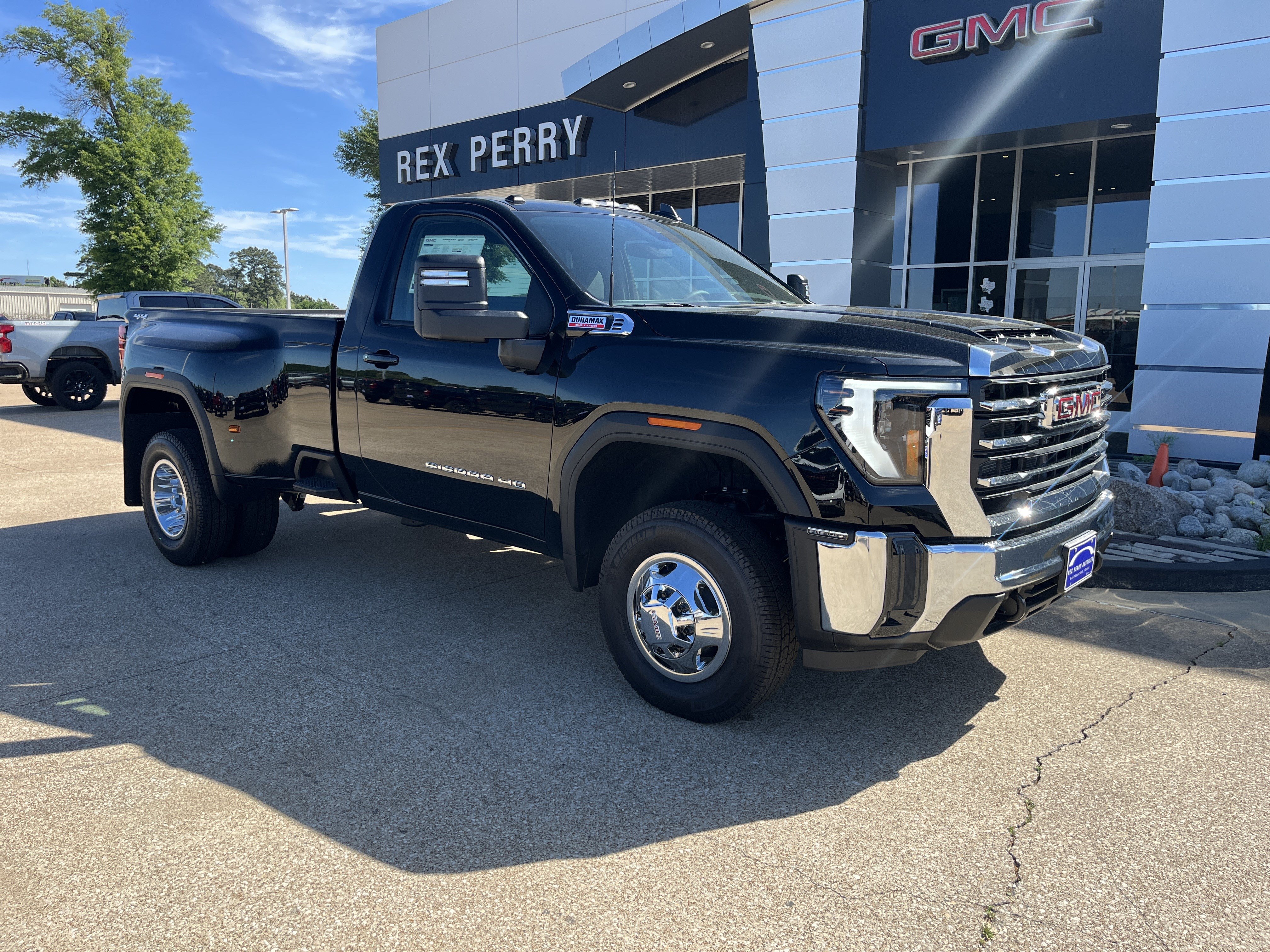 New 2026 GMC Sierra 3500 SLE w/ SLE Convenience Package AWD/4WD image 2