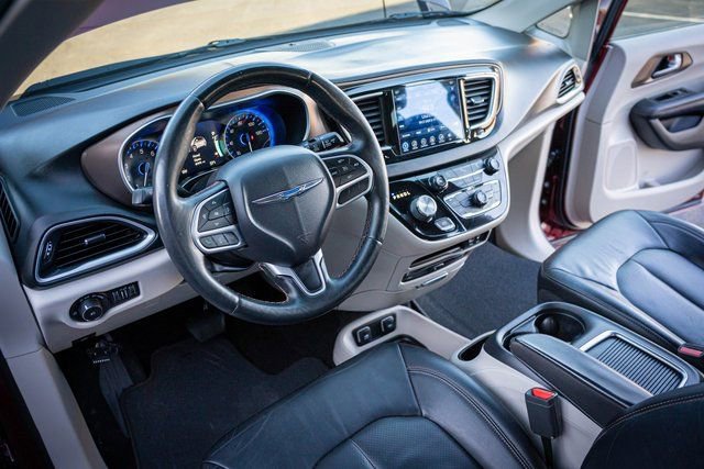 Used 2017 Chrysler Pacifica Touring-L Plus image 16