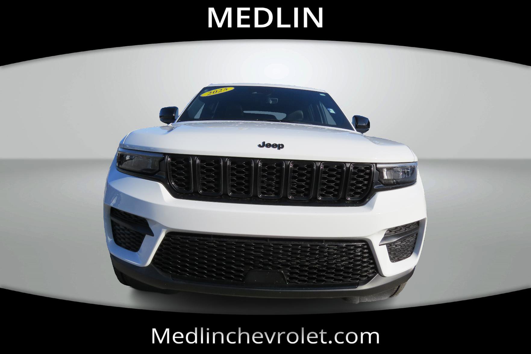 Used 2025 Jeep Grand Cherokee 4WD image 3