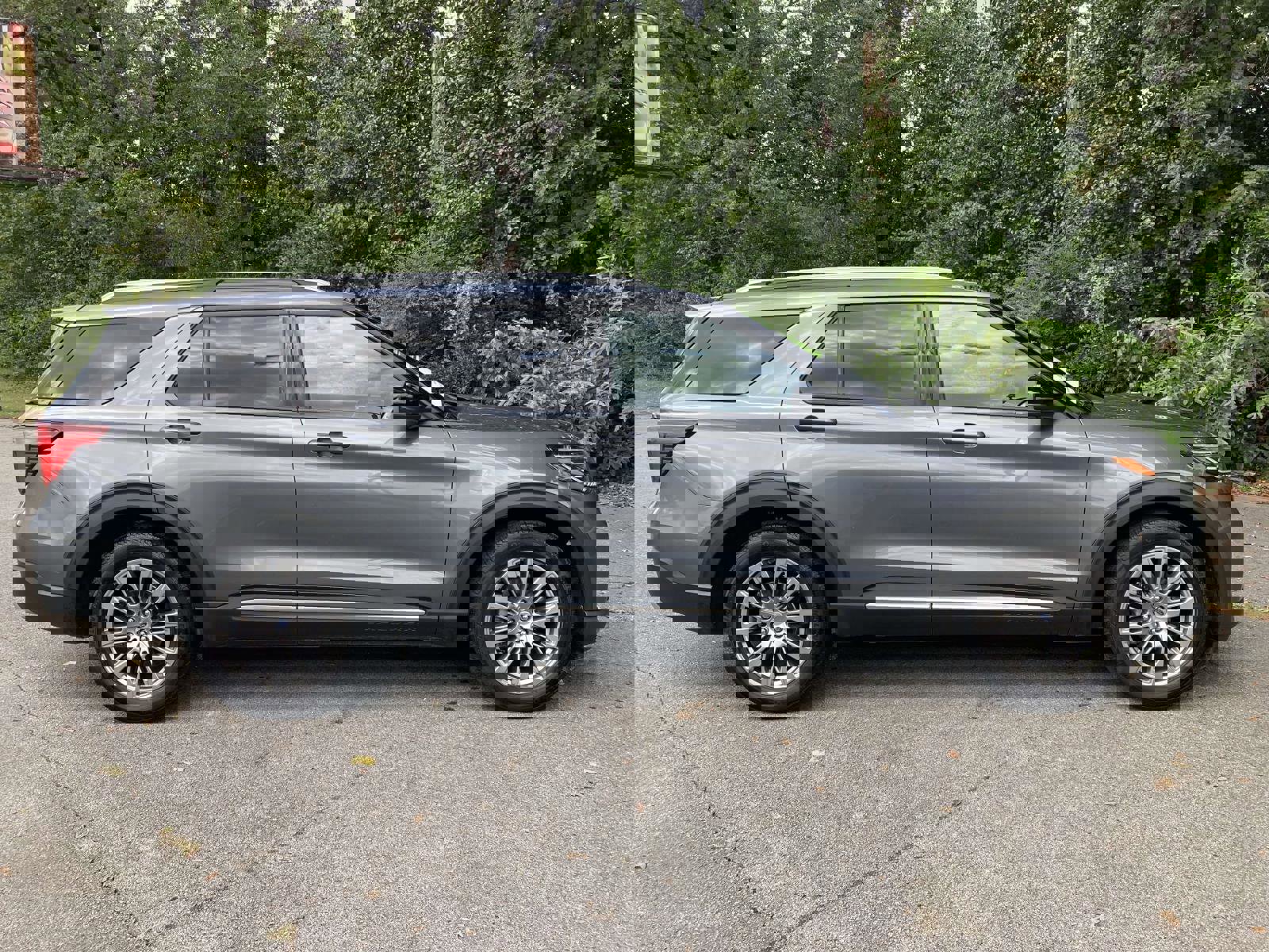 Used 2025 Ford Explorer Platinum image 2