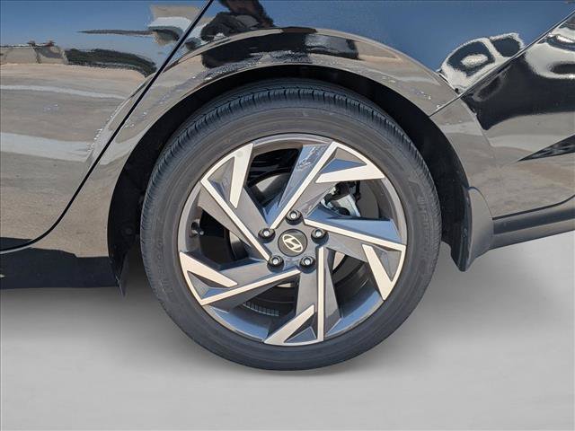 Used 2025 Hyundai Elantra SEL FWD image 23