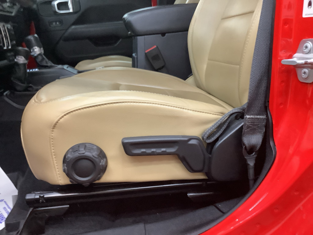 Used 2018 Jeep Wrangler Unlimited Sahara AWD/4WD image 13