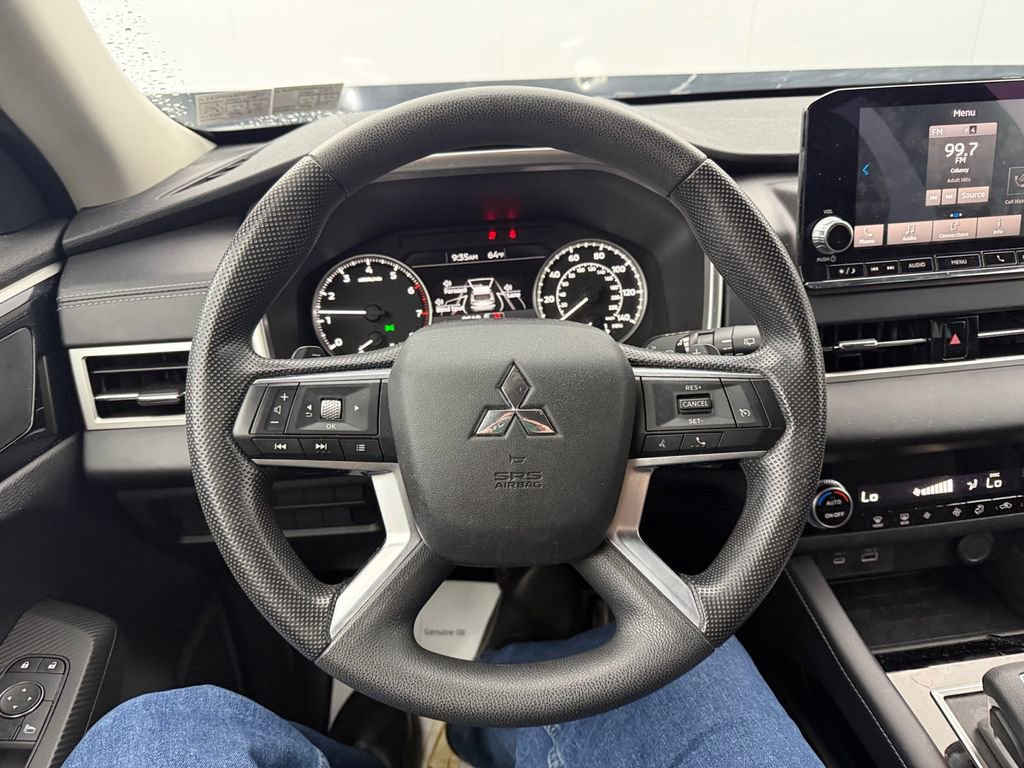 Used 2023 Mitsubishi Outlander ES image 15