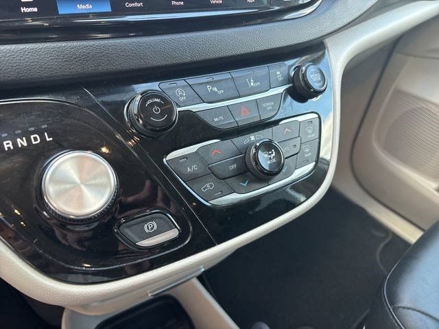 Used 2024 Chrysler Pacifica Touring-L FWD image 23