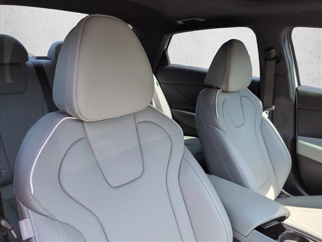Certified 2025 Hyundai Elantra Limited FWD image 28