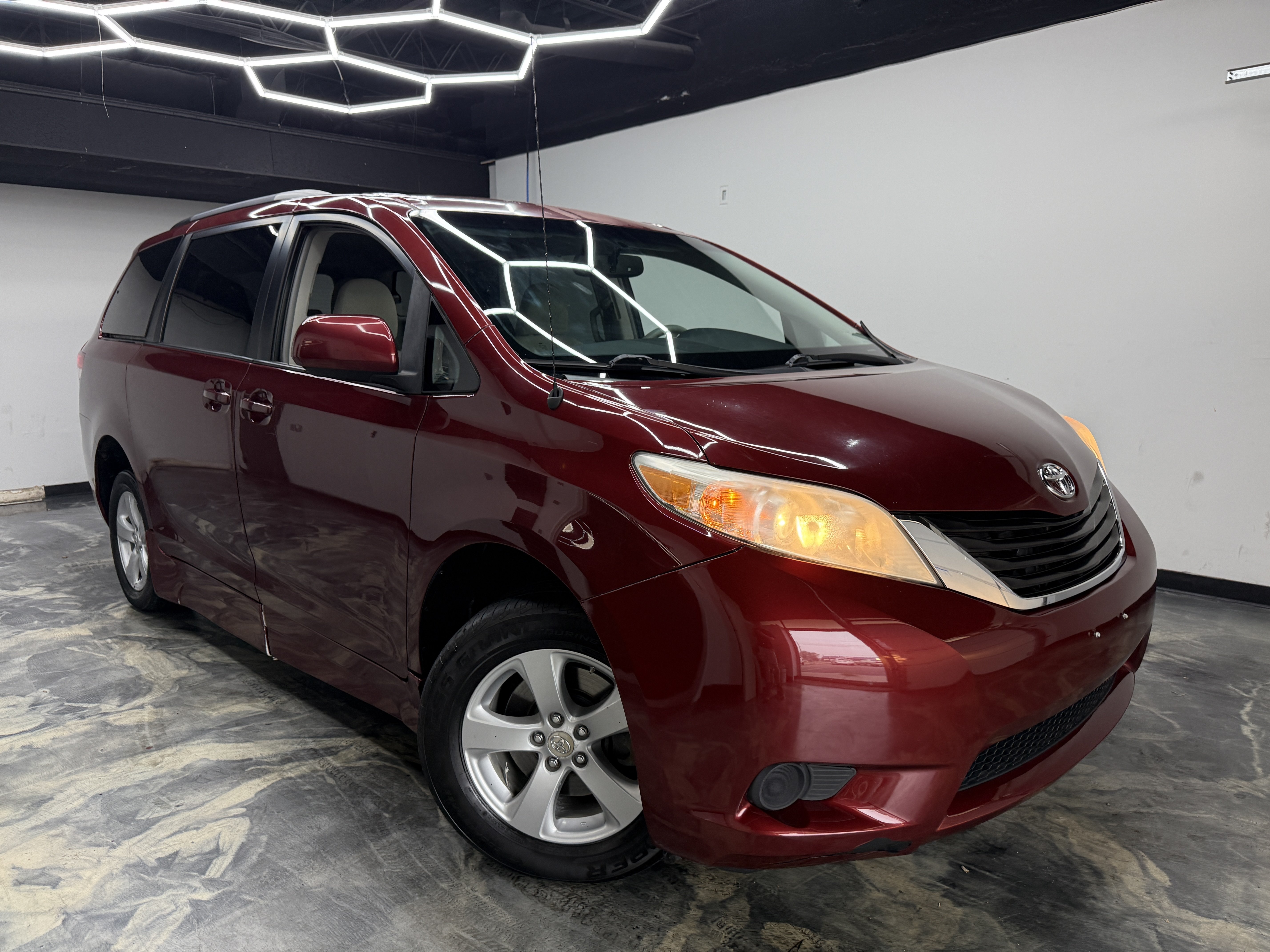 Used 2012 Toyota Sienna LE FWD image 6