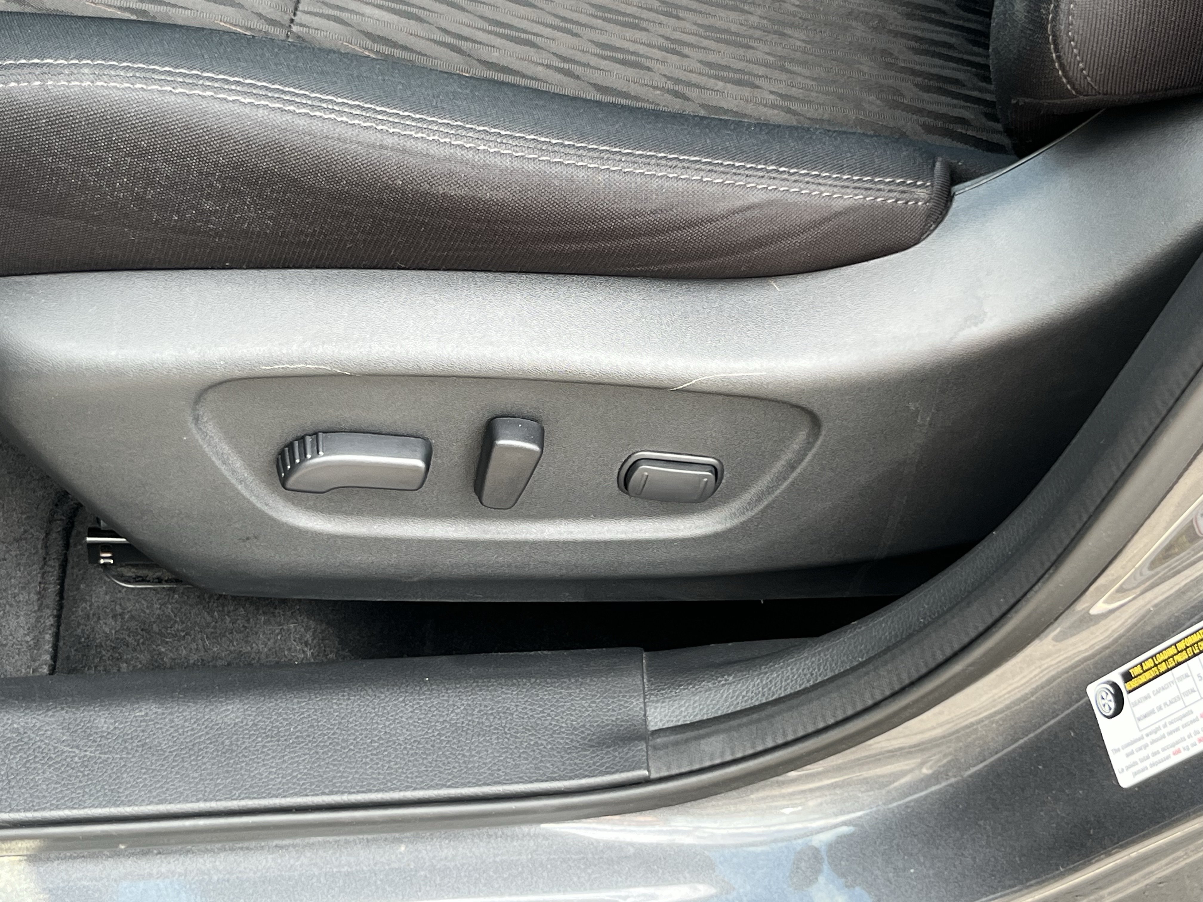 Used 2018 Nissan Rogue SV w/ Premium Package AWD/4WD image 17
