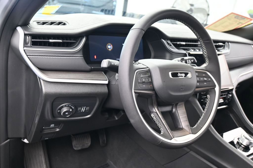 Used 2025 Jeep Grand Cherokee L Limited RWD image 16