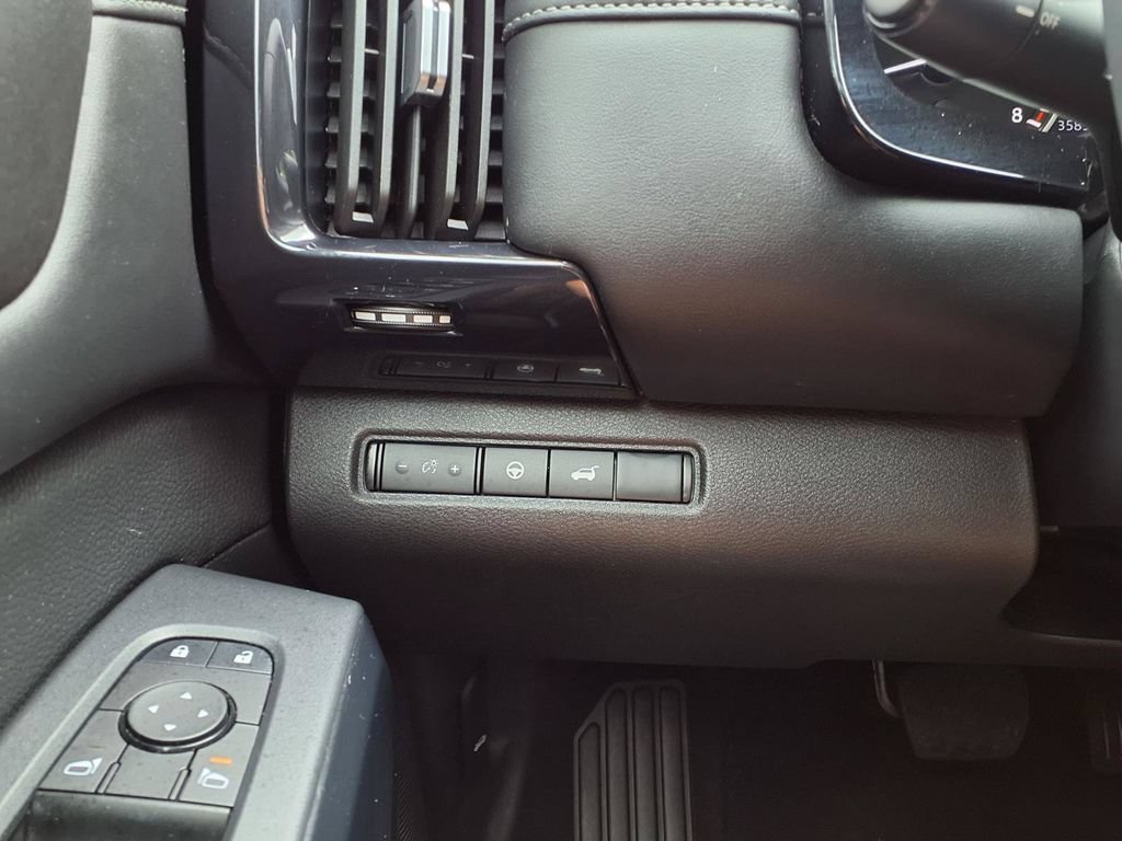 Used 2024 Nissan Pathfinder SV w/ SV Premium Package AWD/4WD image 17