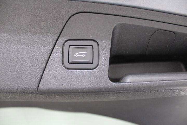 Used 2019 Buick Envision Essence w/ LPO, Cargo Package image 17