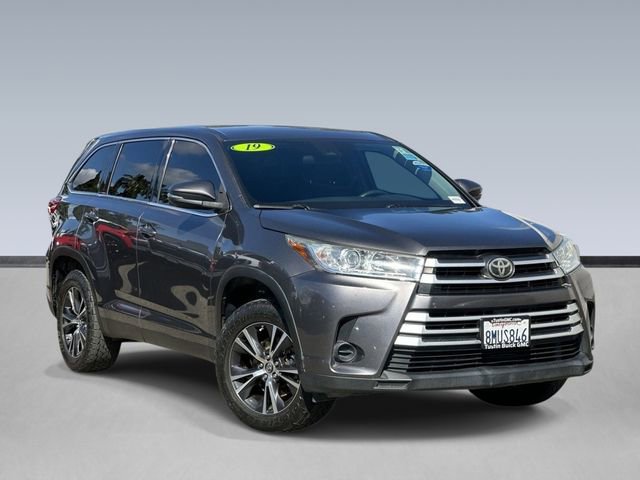 Used 2019 Toyota Highlander LE w/ Carpet Mat Package (TMS)