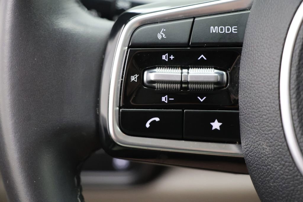 Used 2025 Kia Carnival FWD image 18