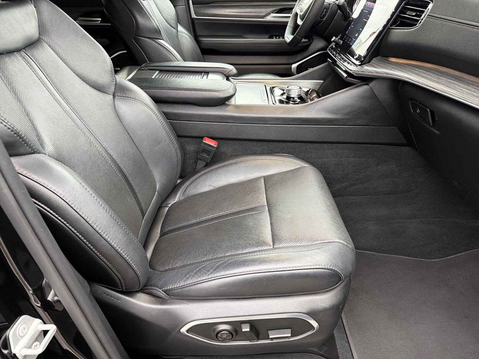 Used 2024 Jeep Wagoneer Series II w/ Flexible Seating Group RWD image 12