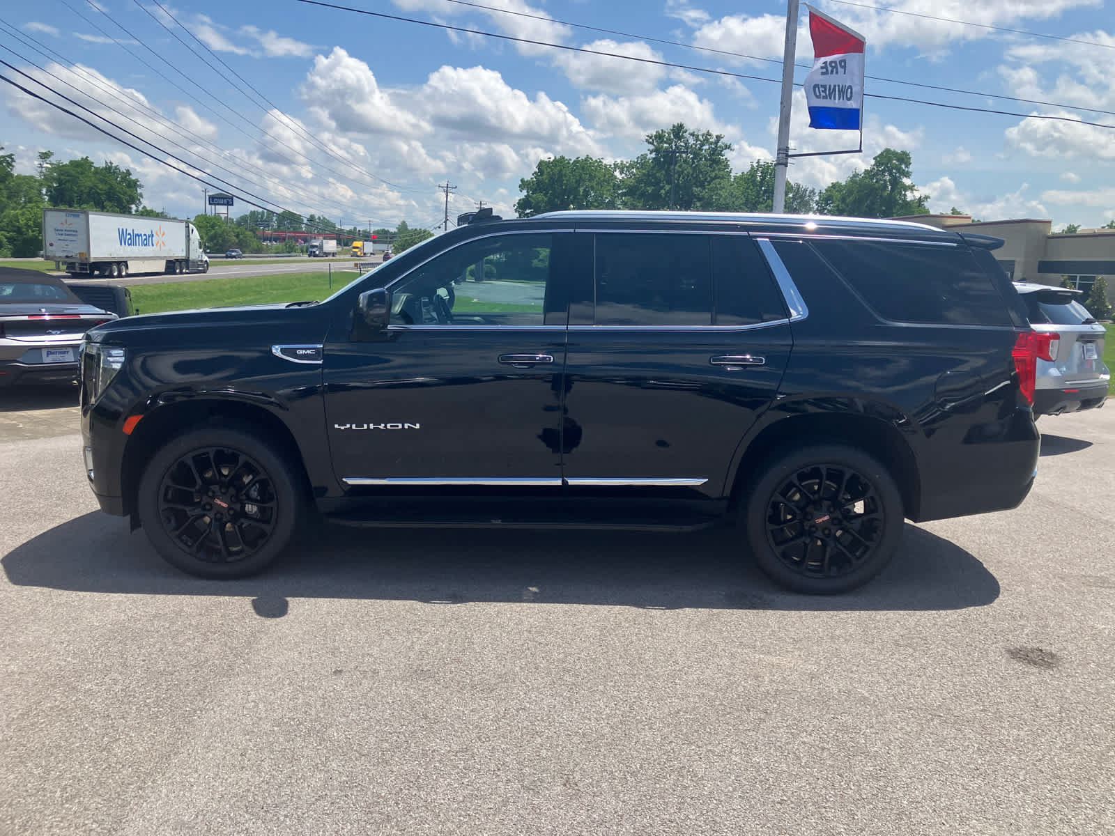 Used 2023 GMC Yukon SLT w/ SLT Premium Package AWD/4WD image 4