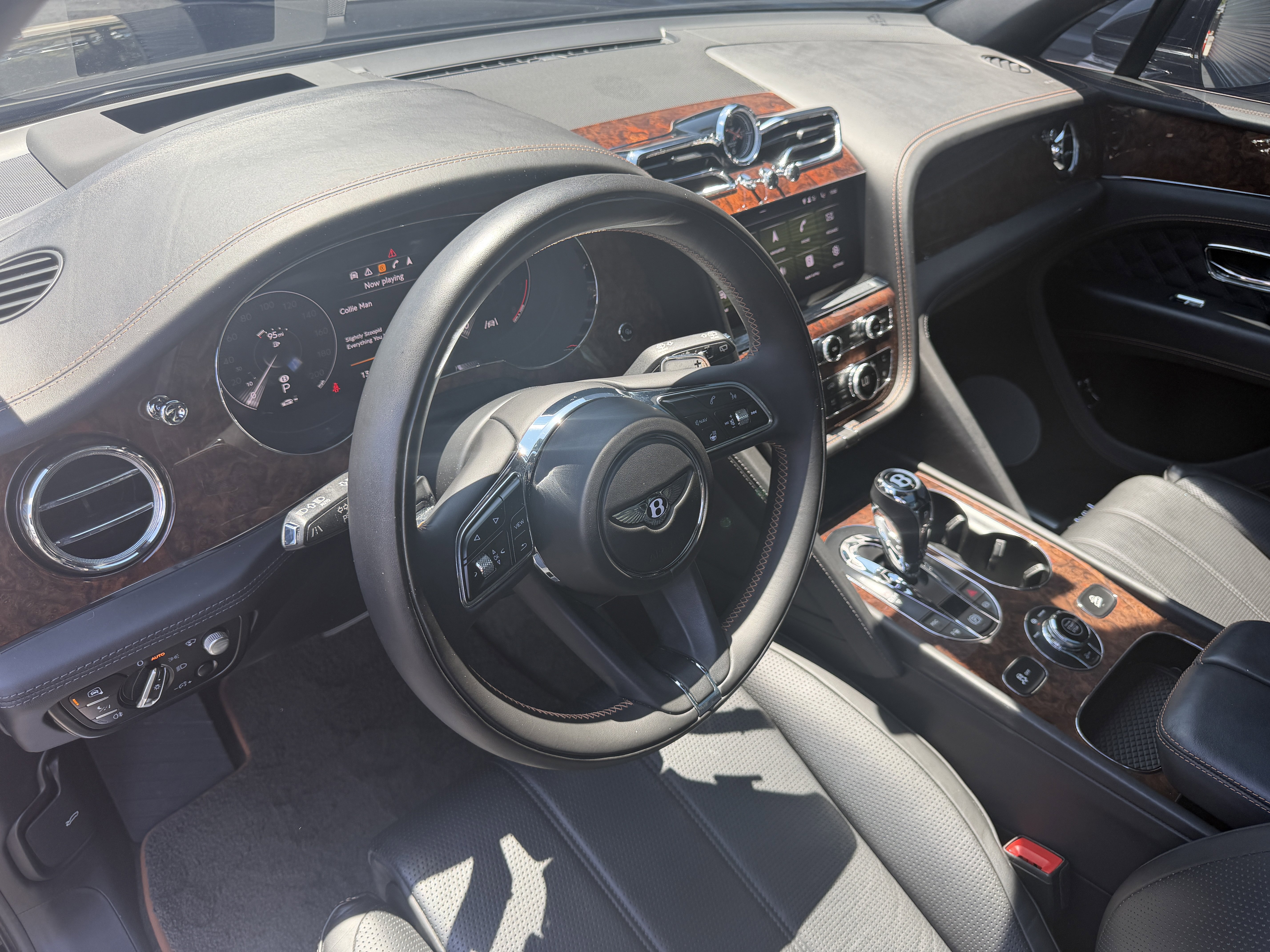 Used 2022 Bentley Bentayga image 4