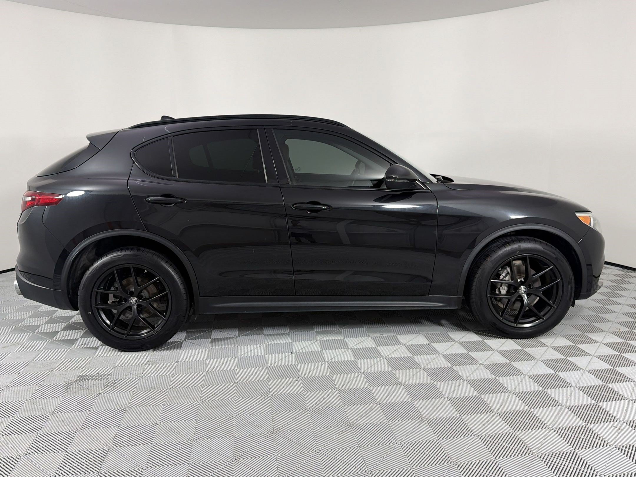 Used 2021 Alfa Romeo Stelvio Sprint w/ Nero Edizione RWD image 8