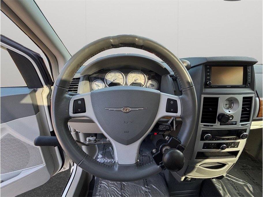 Used 2010 Chrysler Town & Country Limited image 23