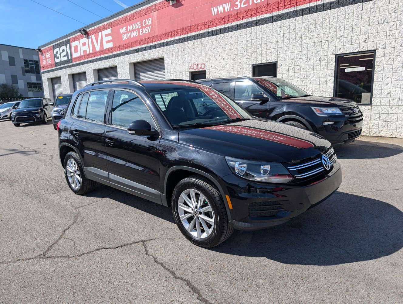 Used 2017 Volkswagen Tiguan Limited w/ Premium Package AWD/4WD image 4